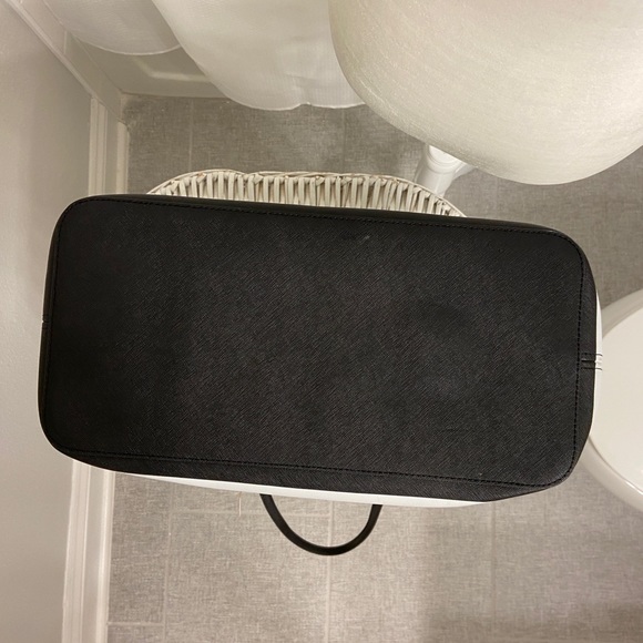 Michael Kors Jet Set Tote - Picture 5 of 5